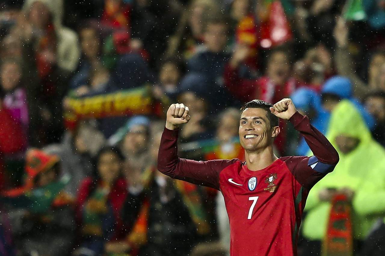 Cristiano Ronaldo anotó dos goles en la victoria de Portugal sobre Hungría. (EFE)