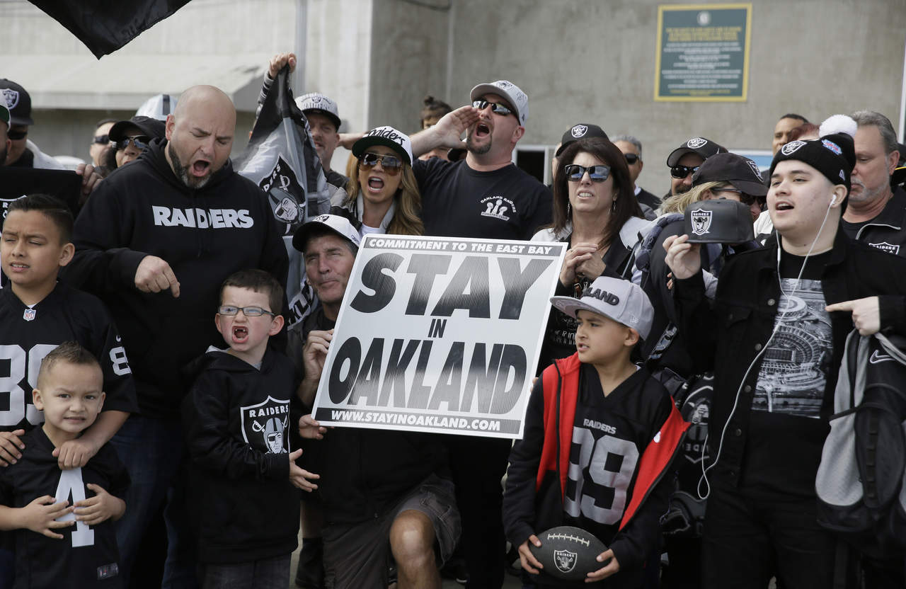 Aficionados de los Raiders de Oakland quieren que el equipo se quede en la ciudad. (AP)