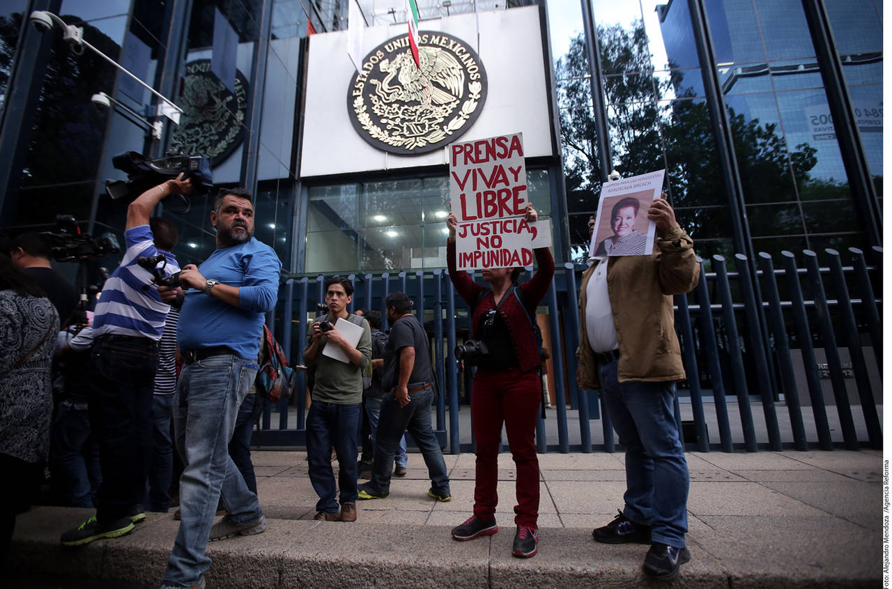 Justicia. Los manifestantes llegaron a las oficinas de la Procuraduría General de la República para pedir que se aclare el crimen.