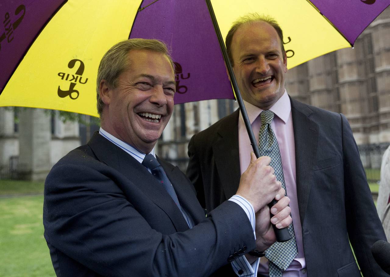 Se va.  Nigel Farage (Izq.) el líder del UKIP con el legislador Douglas Carswell, quien dejó al partido .