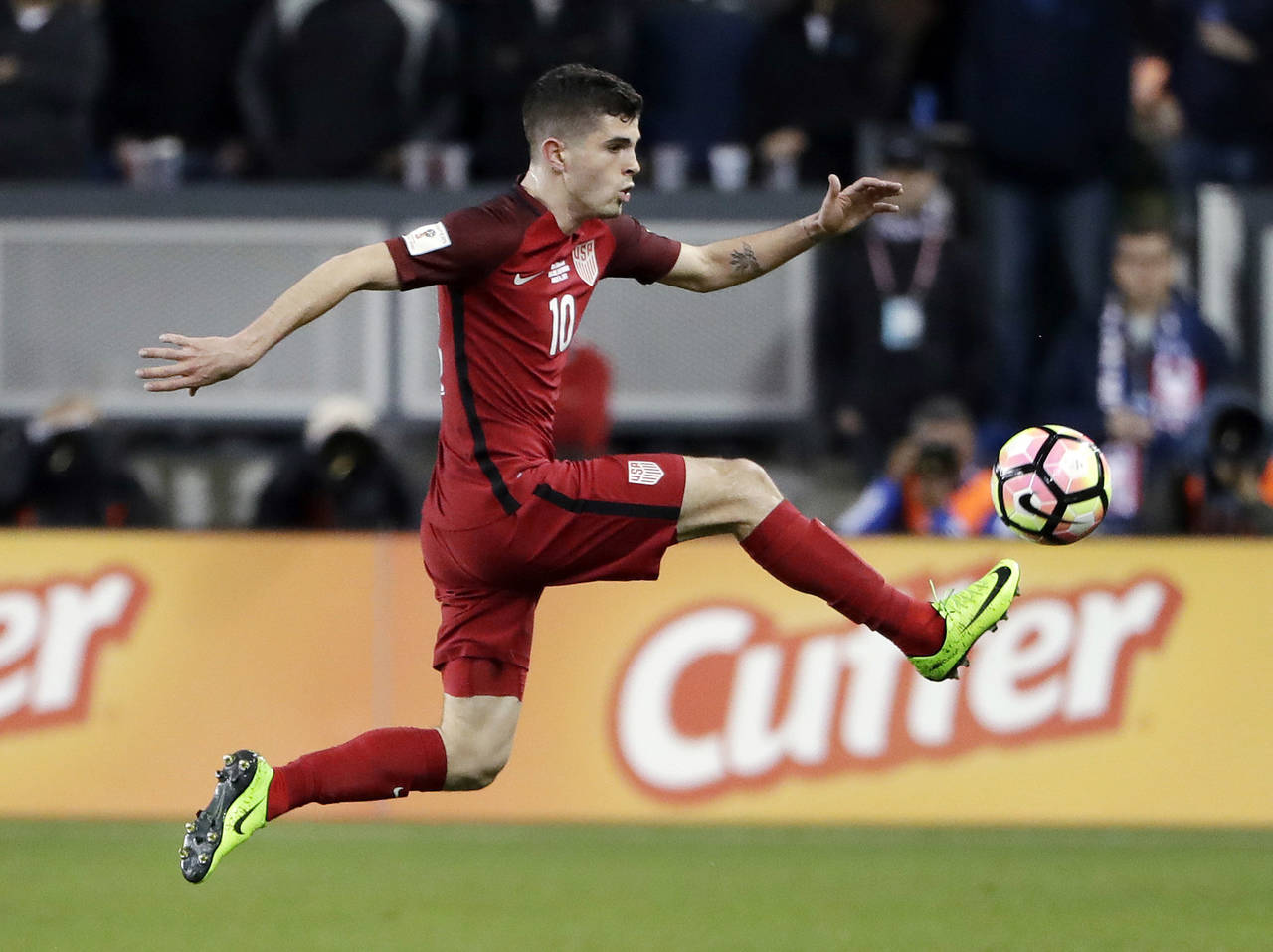 Bruce Arena movió a Pulisic (foto) de su puesto habitual en el extremo a una función de enlace en el centro del ataque. (AP)