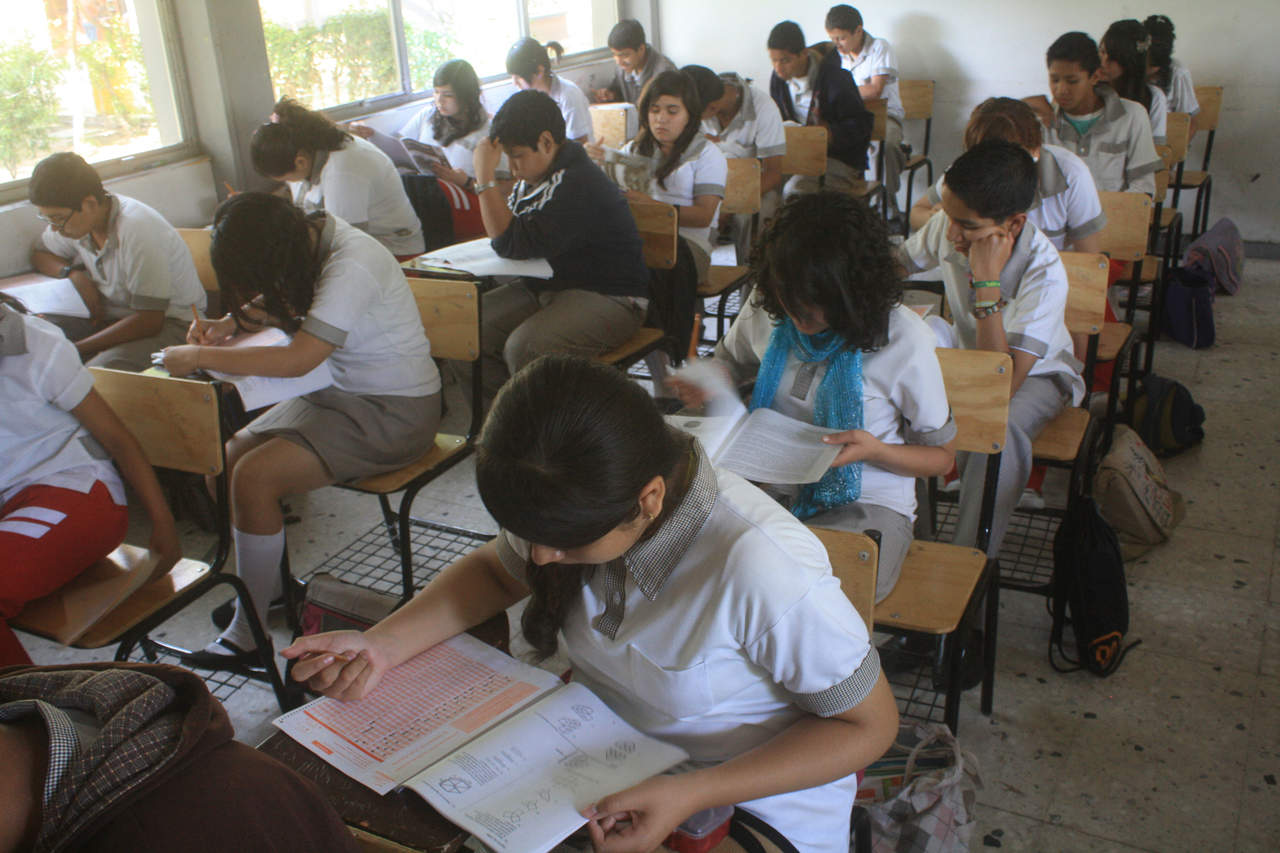 El programa otorga una beca económica y acompañamiento durante los tres años de la secundaria. (ARCHIVO)