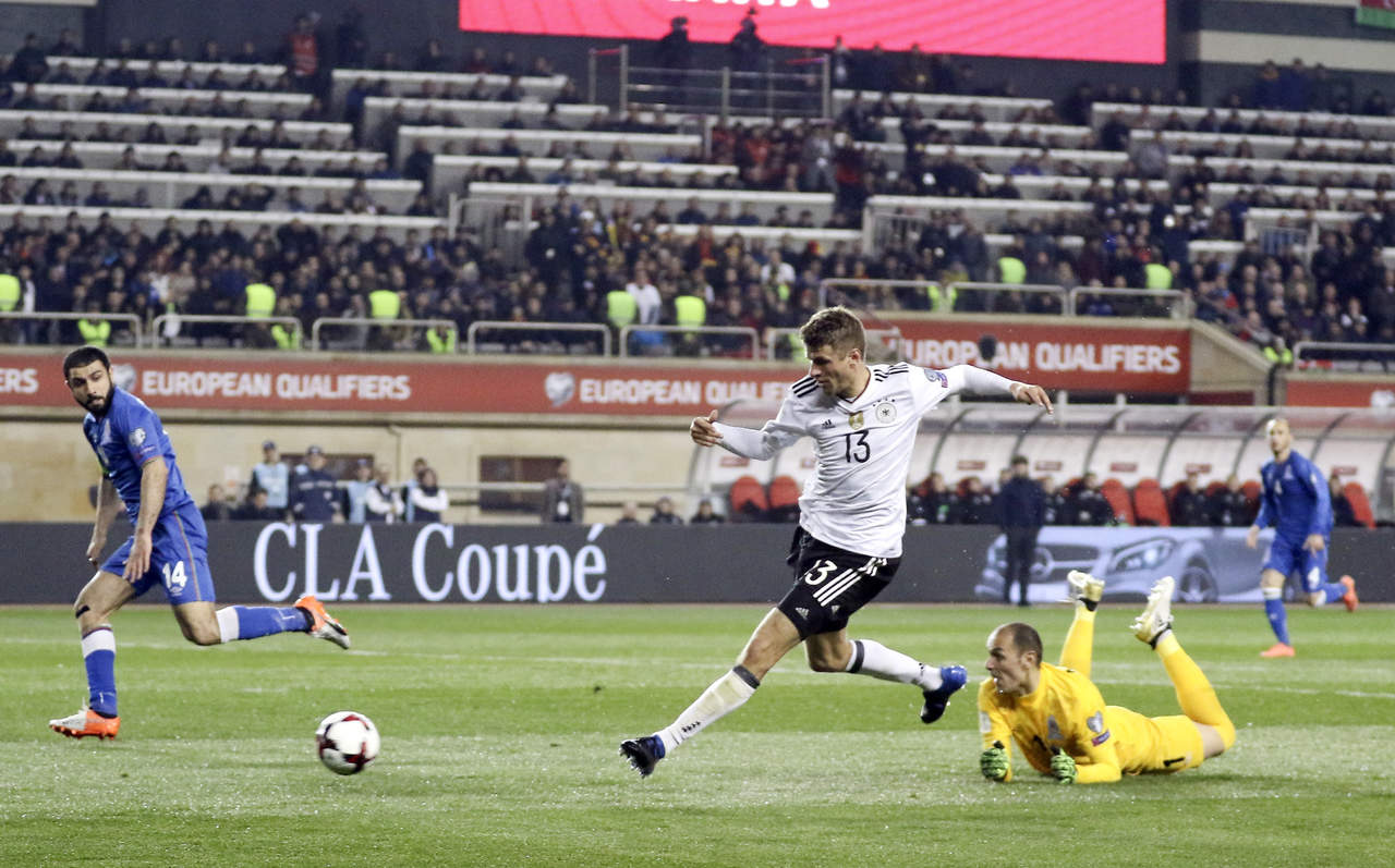 Thomas Muller anota el segundo gol en la victoria 4-1 de Alemania sobre Azerbaiyán. (AP)