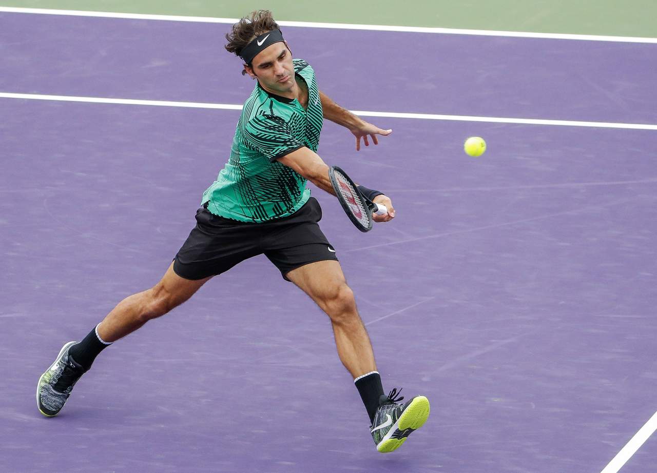 Roger Federer buscará seguir con su gran inicio de año cuando se enfrente mañana en la tercera ronda a Juan Martín del Potro. (EFE)