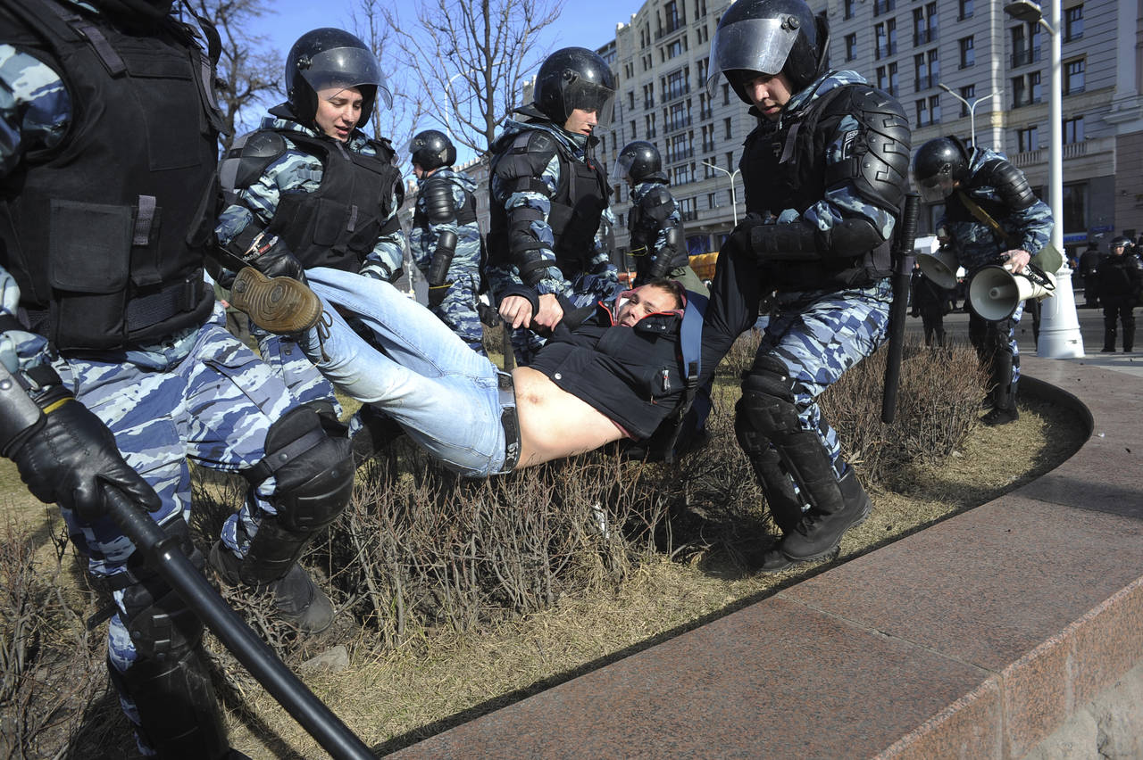 Se resisten. Centenares de manifestantes chocaron con los agentes de la policía de Moscú. En otras 80 ciudades rusas hubo protestas contra la corrupción.