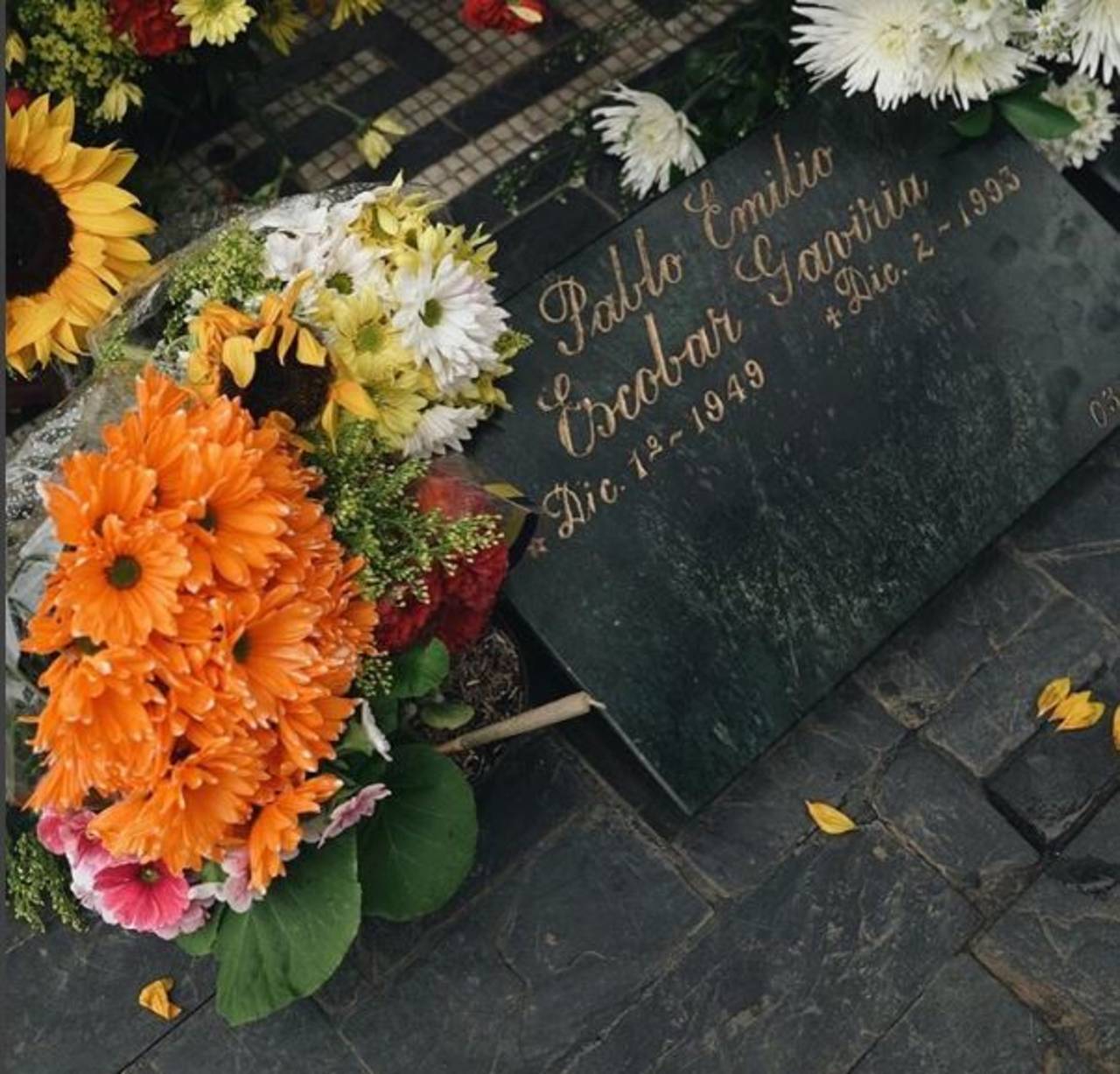 Respeto. El rapero Wiz Khalifa visitó la tumba del narcotraficante Pablo Escobar y fue criticado por el alcalde de Medellín. (INSTAGRAM)