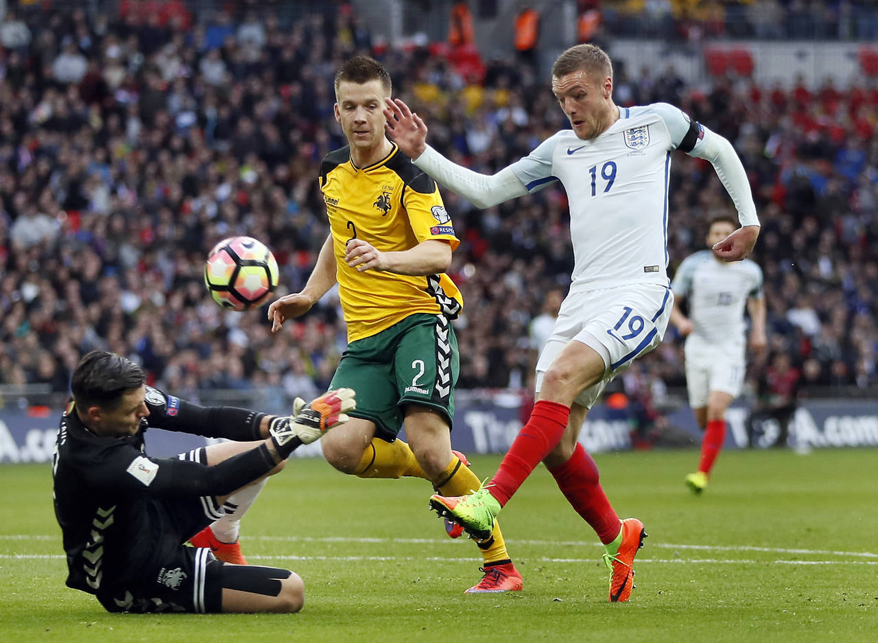 Jamie Vardy (d) anotó el segundo gol de Inglaterra en la victoria 2-0 sobre Lituania. (AP)