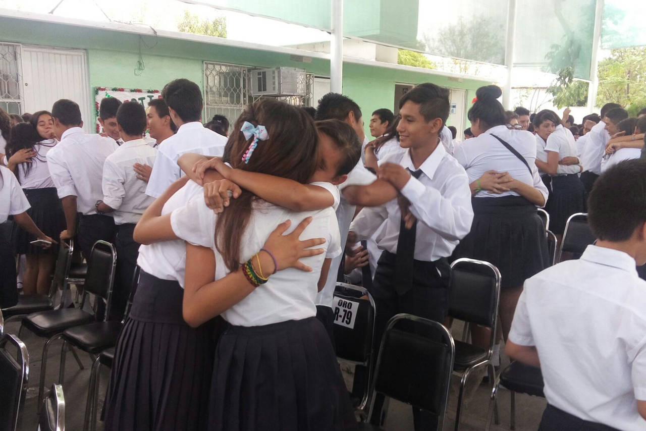 Beneficio. Otorgarán becas de estímulo económico a niños que van a secundaria y son hijos o familiares de migrantes.