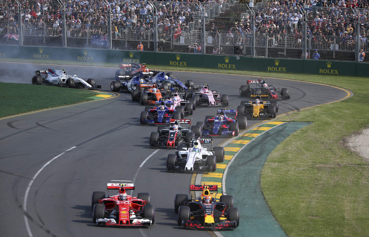 Estuvo algo accidentado el inicio de la carrera en Australia. (AP)
