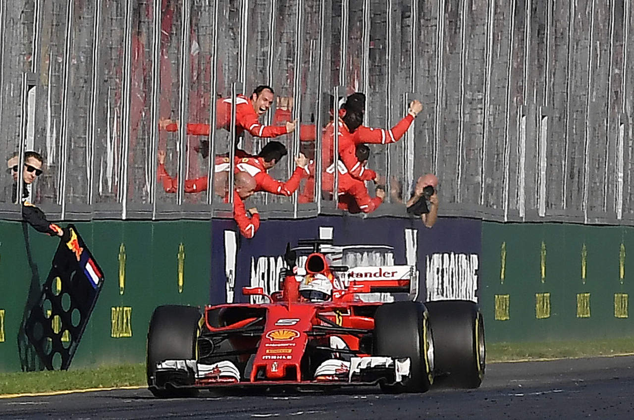 Vettel y los miembros de la escudería Ferrari celebran la victoria. (AP)

