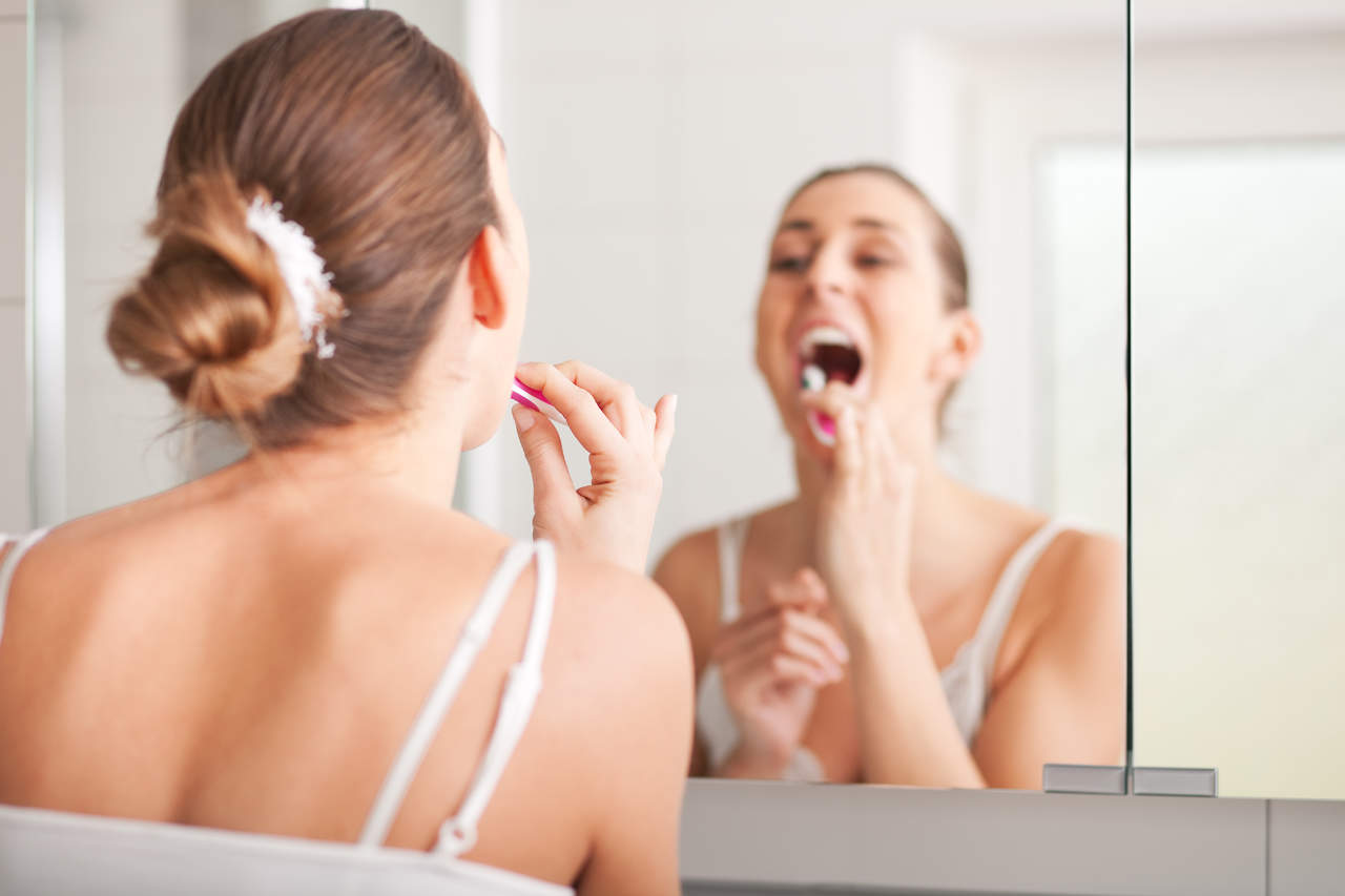 Es importante limpiar dientes y boca de manera correcta, principalmente al despertar. (ARCHIVO)