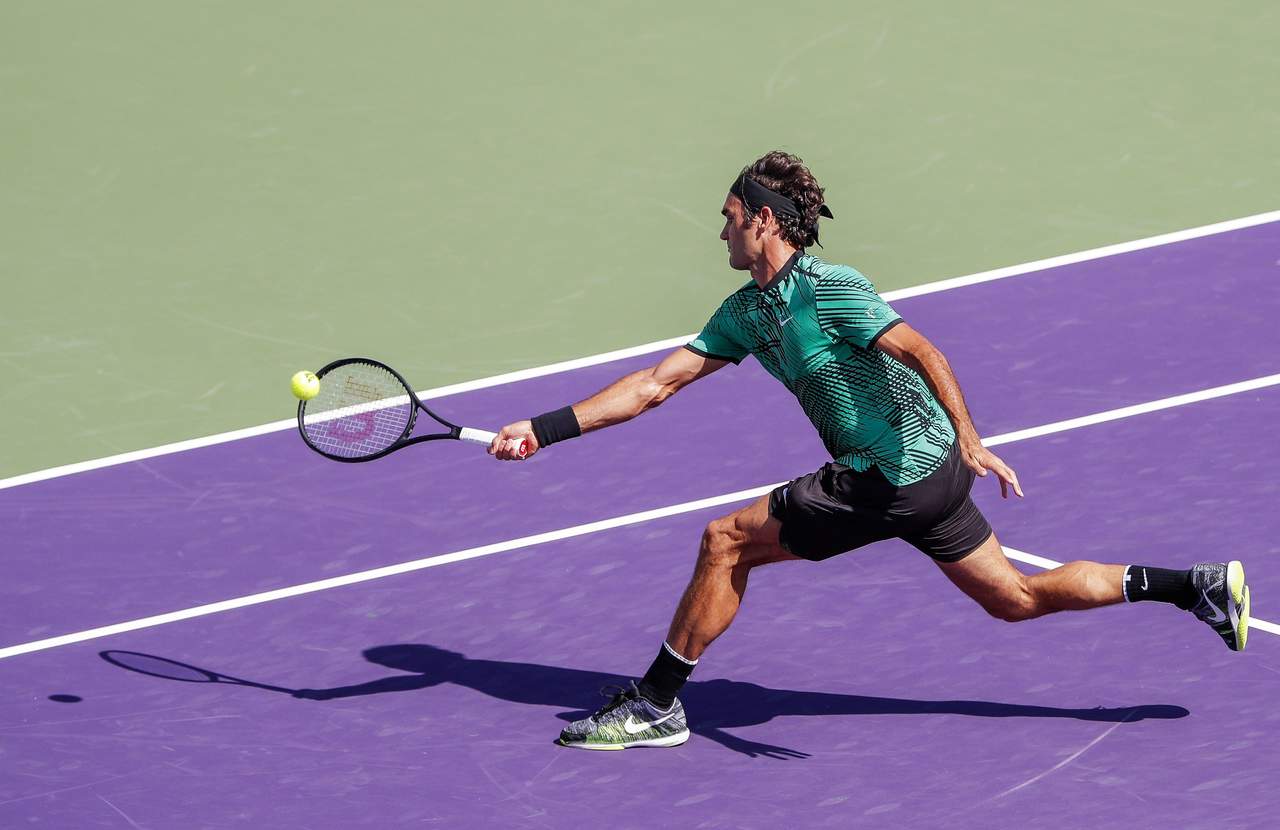 Roger Federer derrotó 6-3, 6-4 a Juan Martín del Porto en la tercera ronda del Abierto de Miami. (EFE)