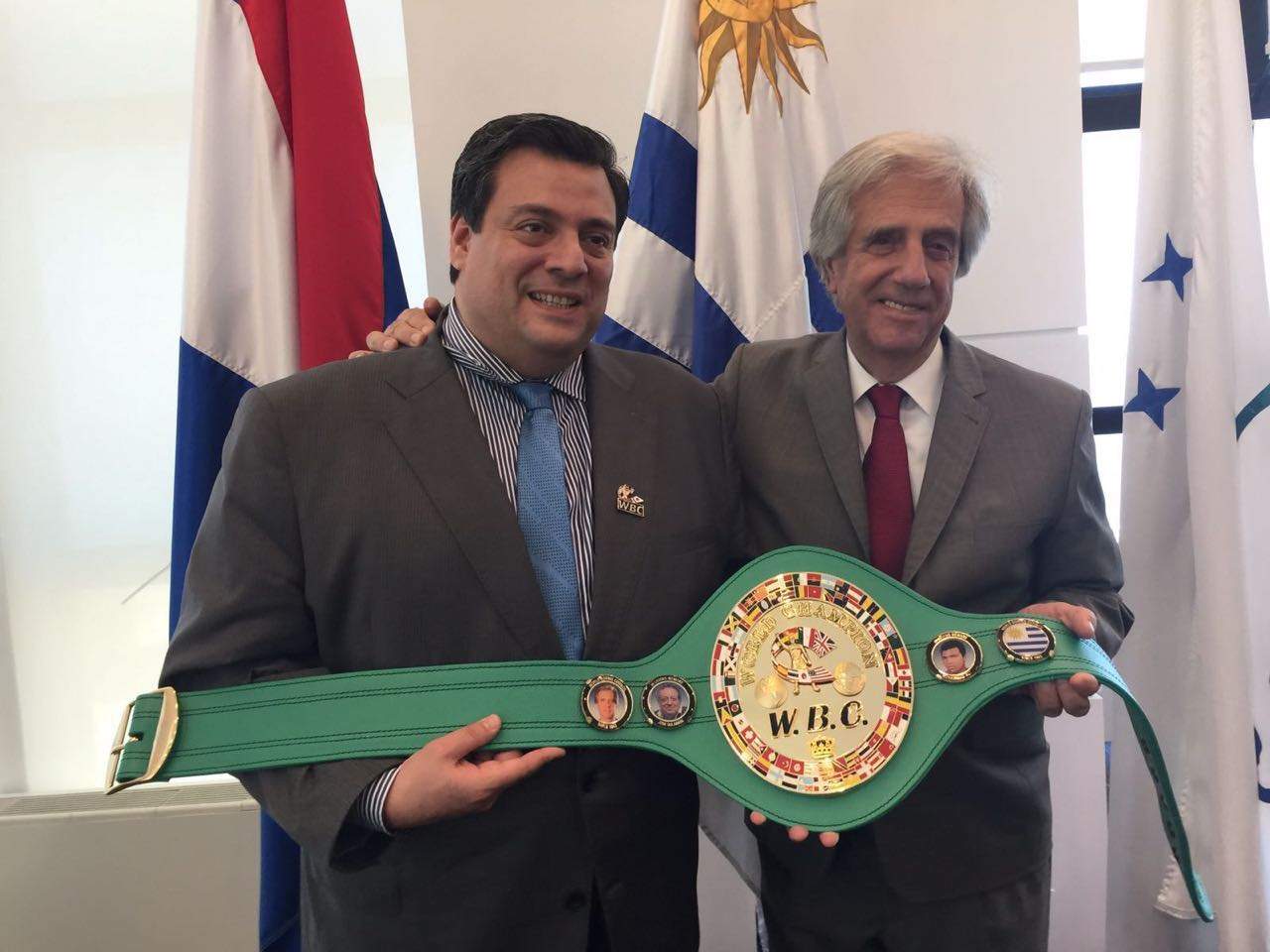 El titular del Consejo Mundial de Boxeo (CMB), Mauricio Sulaimán (I), aprovechó su visita a Uruguay para reunirse con Tabaré Vázquez Rosas, presidente del país. (Notimex)