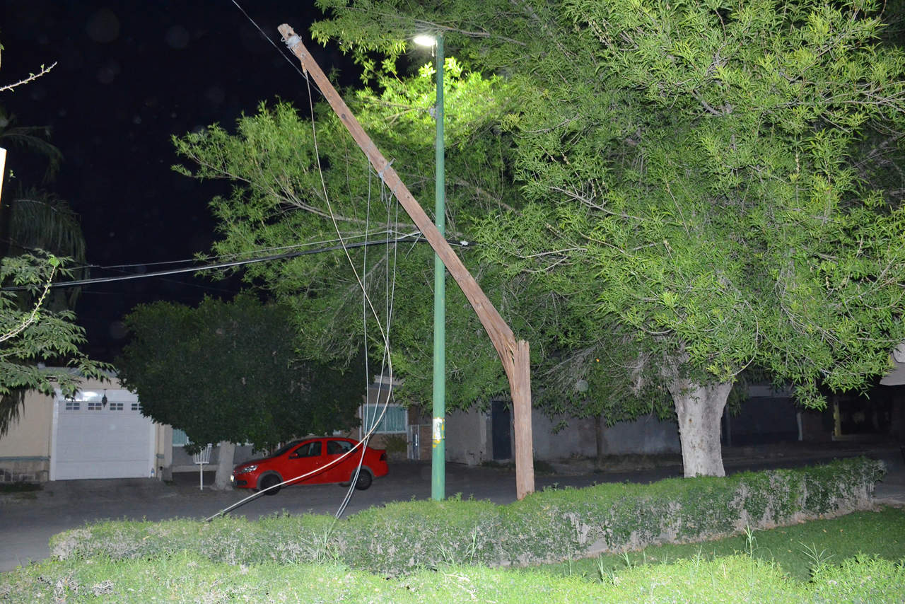Según los quejosos hace unos días un vehículo de carga jaló los cables que sostienen el poste propiedad de Teléfonos de México (Telmex). (EL SIGLO DE TORREÓN)