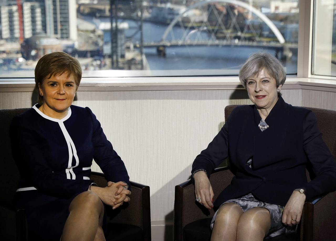 Posiciones. Theresa May (derecha) se reunió con la ministra principal escocesa, Nicola Sturgeon.