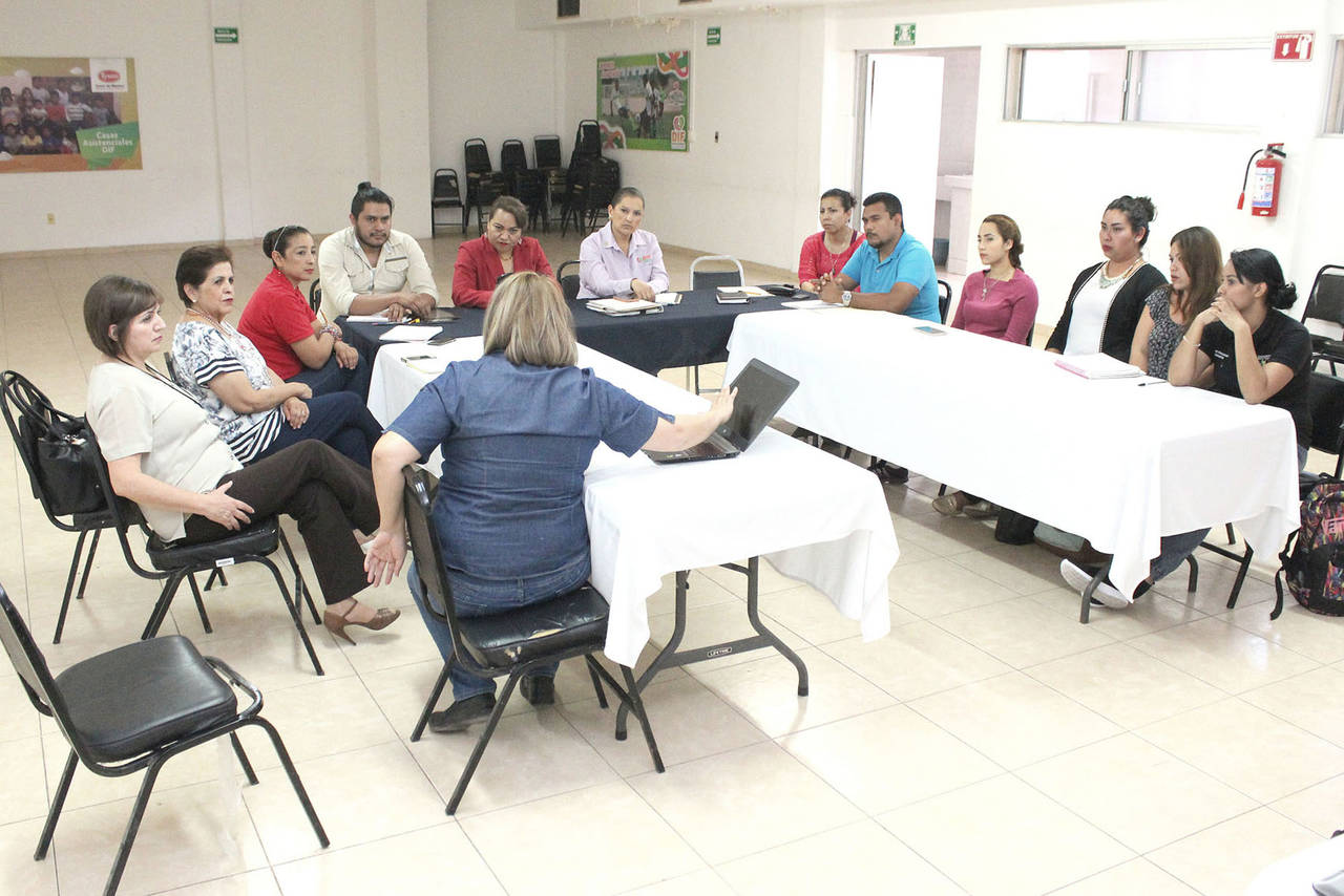 Estudio. En la mesa de trabajo participaron alumnos de Ciencias de la Comunidad de la UA de C y el DIF Torreón. (EL SIGLO DE TORREÓN)