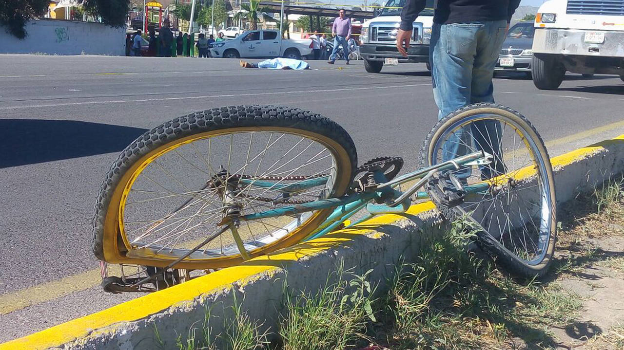 Impacto. El ciclista fue proyectado poco más de 20 metros y su bicicleta terminó destruida. (EL SIGLO DE TORREÓN)