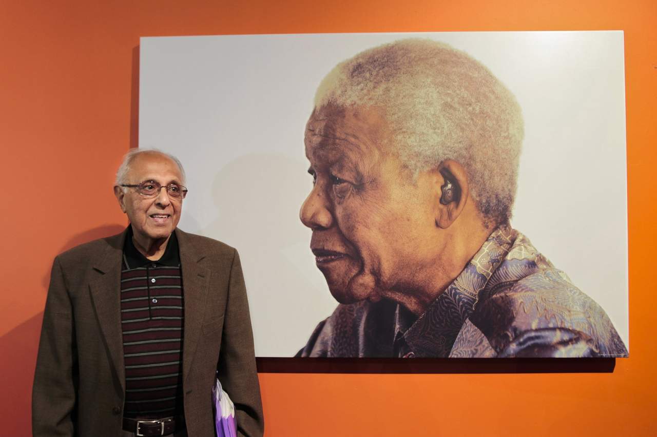 Conoció a Mandela cuando convergieron el movimiento de defensa de los derechos de africanos e indios, y mantuvo su activismo a pesar de diversas prohibiciones y sanciones carcelarias que le fueron impuestas. (ARCHIVO)