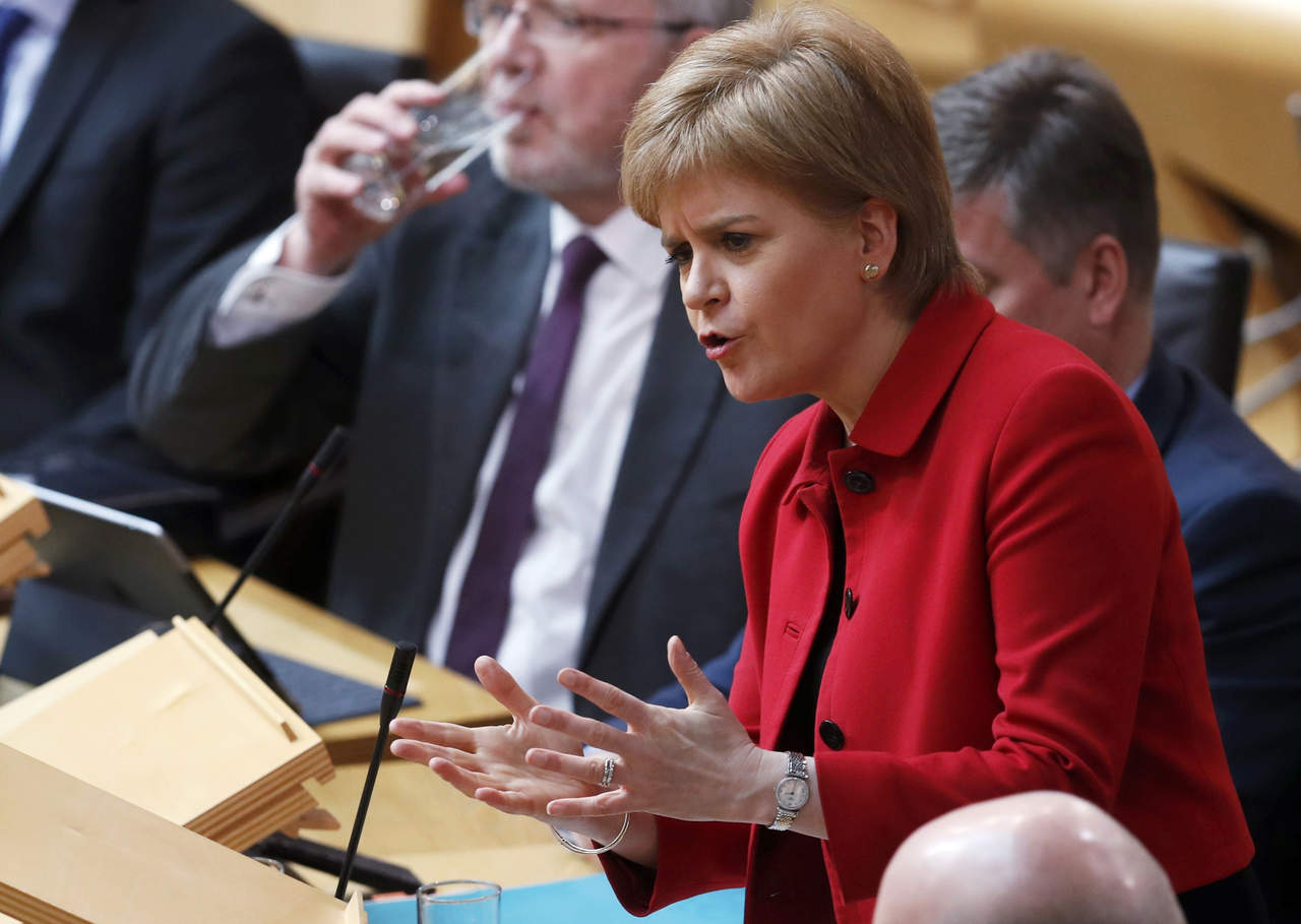 Sturgeon afirmó en el debate de hoy que espera que Londres acepte que Escocia 'tiene derecho a decidir su propio futuro', como hizo en 2012. (AP)