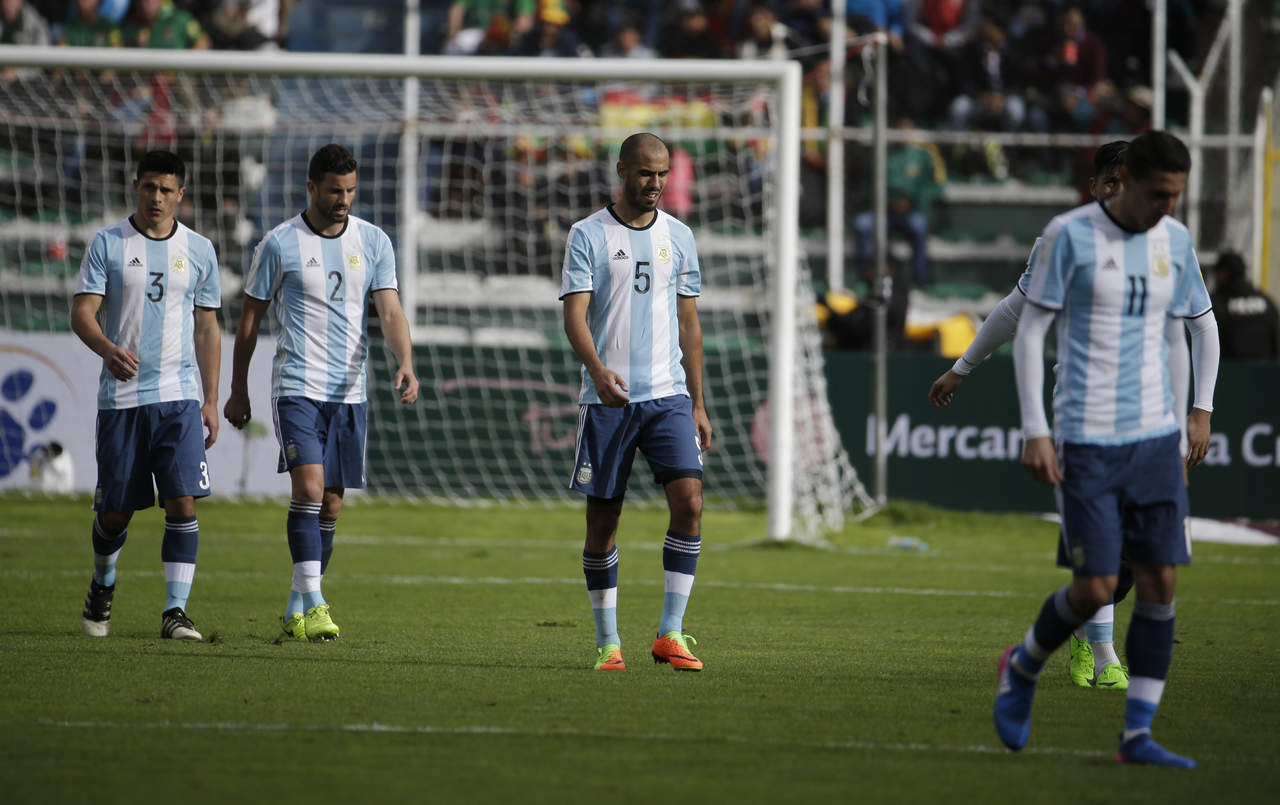 Argentina perdió de manera sorpresiva 2-0 en Bolivia y se quedó con 22 puntos en la eliminatoria sudamericana. (AP)