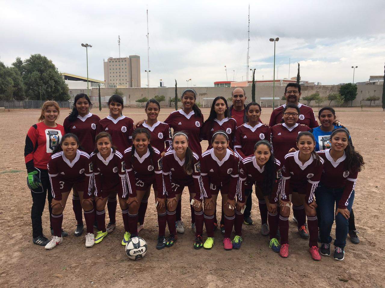 El encuentro se desarrolló en el campo número 13 de la Unidad Deportiva Torreón, donde los equipos se presentaron puntuales para disputar el título. (ARCHIVO)