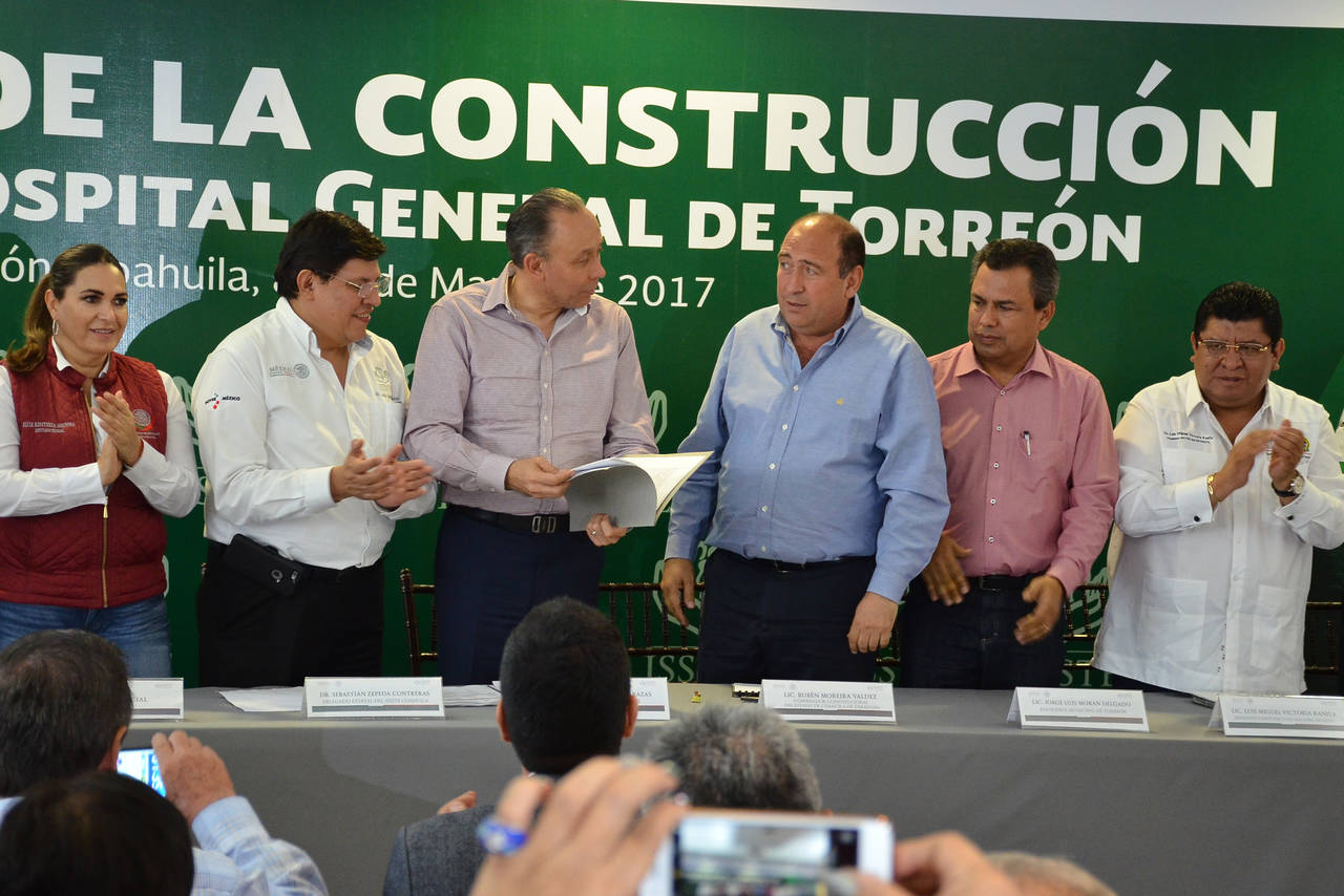 Afianza. José Reyes Baeza recibe las escrituras del terreno donde se construirá el nuevo ISSSTE. (Fernando Compeán)