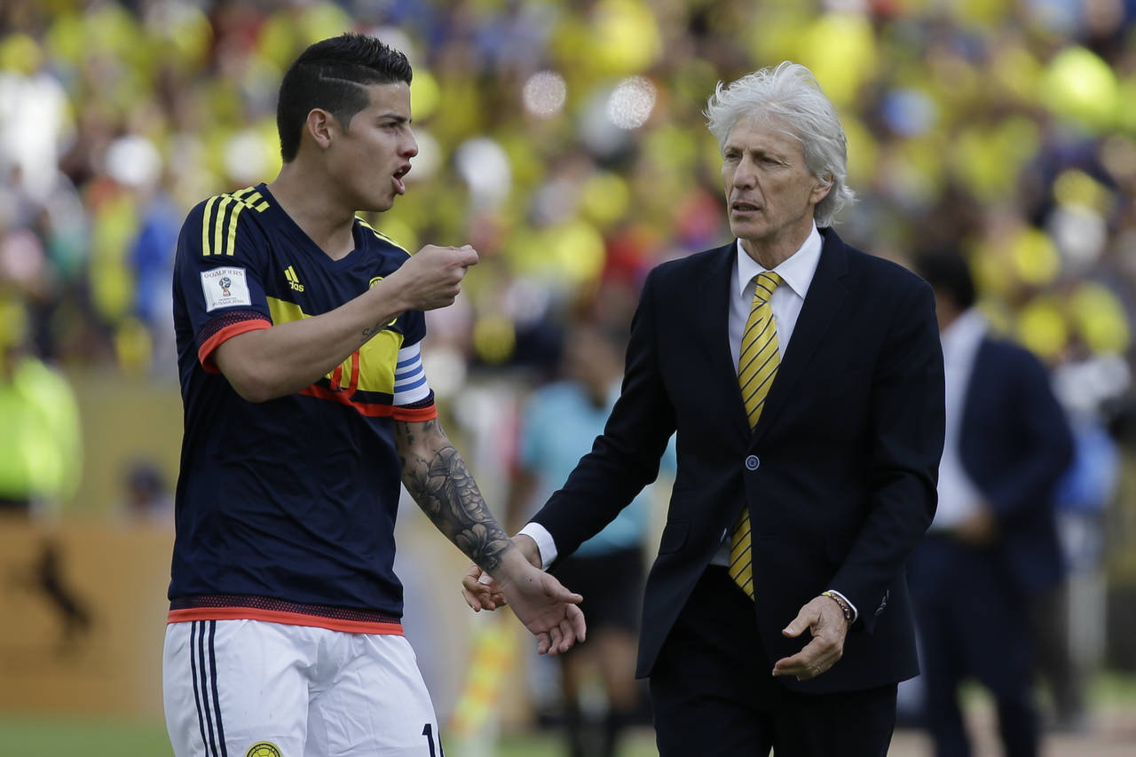 José Pekerman, entrenador de la selección de Colombia, y su jugador James Rodríguez, durante el encuentro de ayer en Quito. Pékerman no se define sobre gesto de James