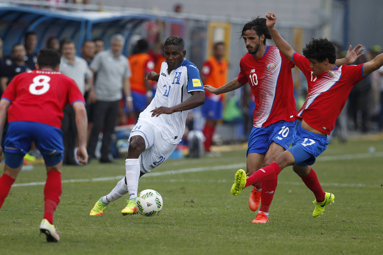 El seleccionado hondureño Brayan Beckeles (i), es presionado por los costarricenses Bryan Ruiz y Yeltsin Tejeda. Costa Rica deja ir puntos en Honduras