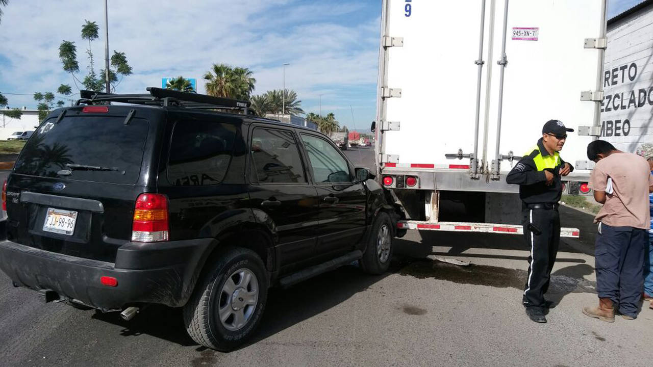 Accidente. Choque de camioneta y tráiler en el Periférico de Gómez Palacio deja una mujer lesionada.