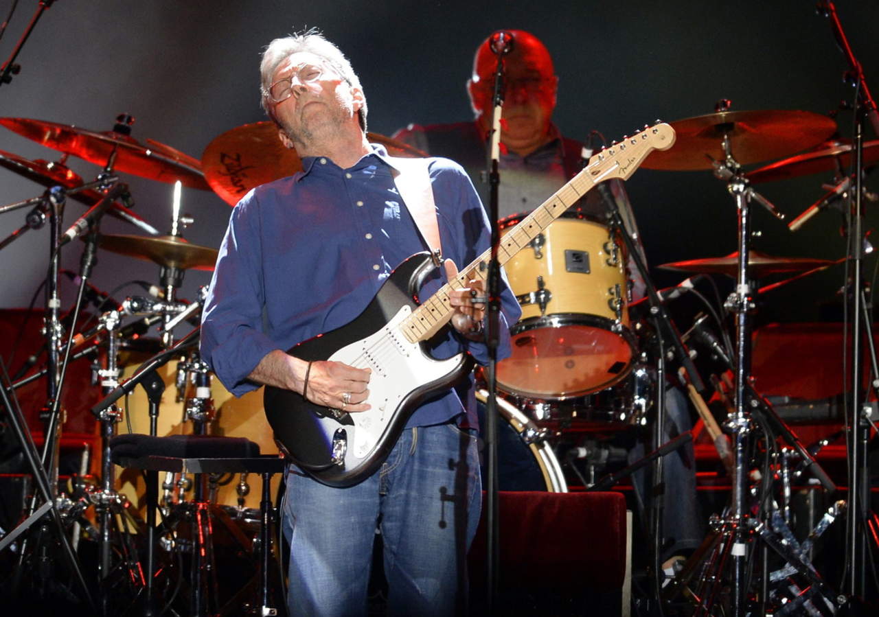 Eric Clapton, considerado uno de los mejores guitarristas de todos los tiempos y quien se encuentra en el Salón de la Fama del Rock, festeja este jueves su cumpleaños número 72. (ARCHIVO)