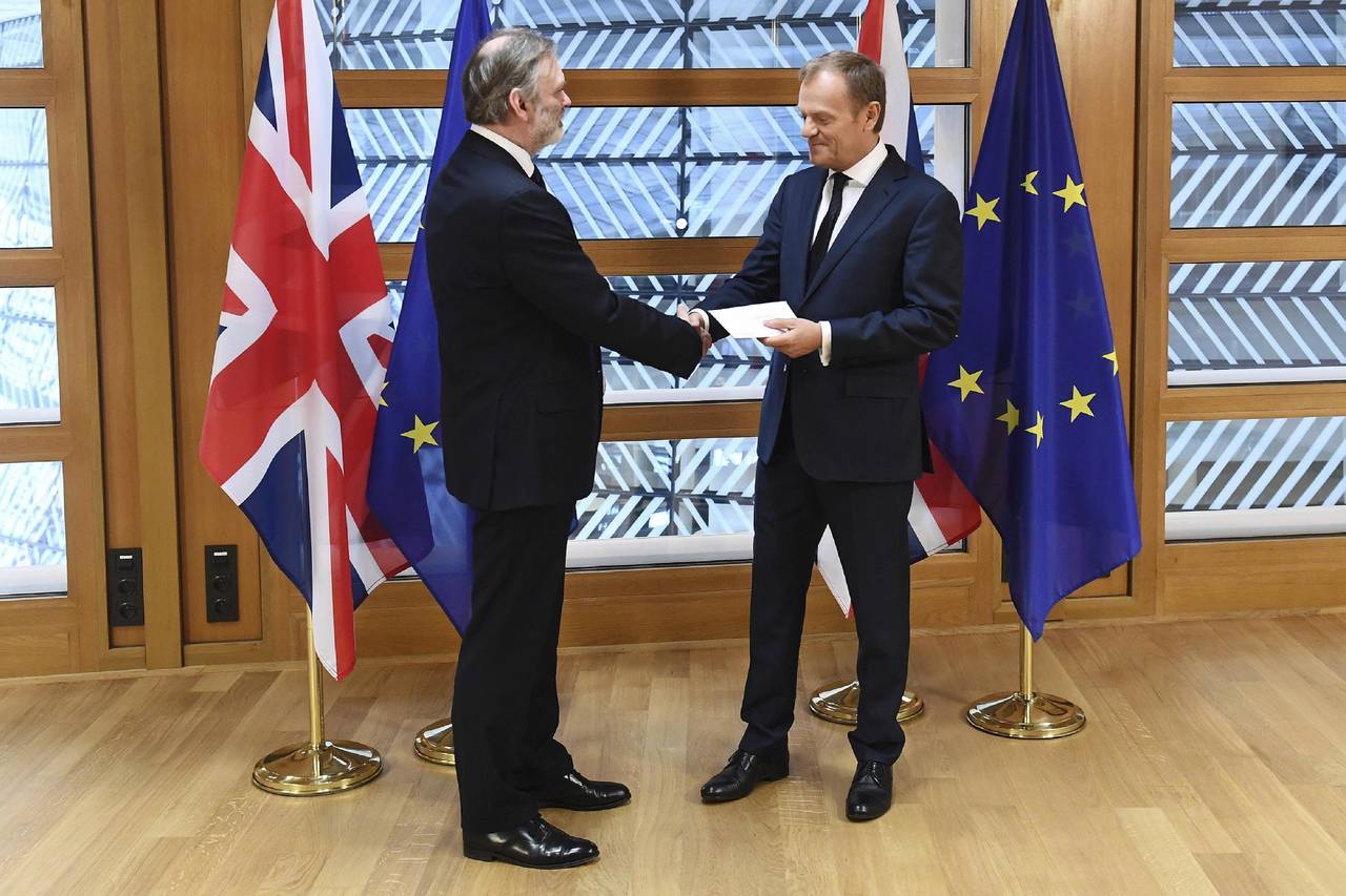 Entregada. El  presidente del Consejo europeo, Donald Tusk (der.), recibió la carta de Londres que pone en marcha el proceso de salida de Reino Unido de la Unión Europea.