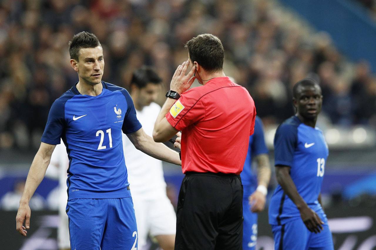 El árbitro Felix Zwayer recibe indicaciones para anular un gol de Francia en el partido amistoso ante España. Árbitros quieren ver las repeticiones