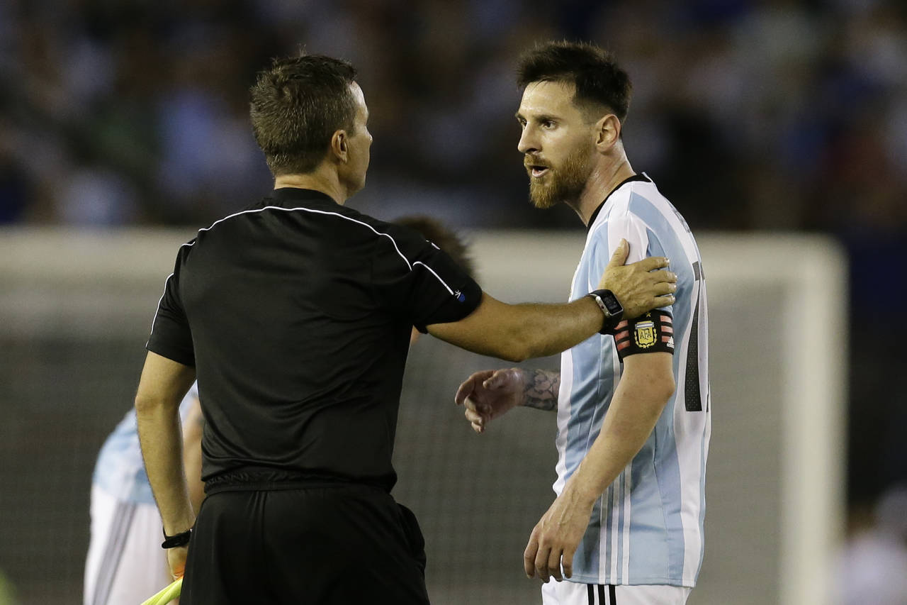 Lionel Messi fue castigado con cuatro partidos por insultar al árbitro asistente del duelo ante Chile. (AP)