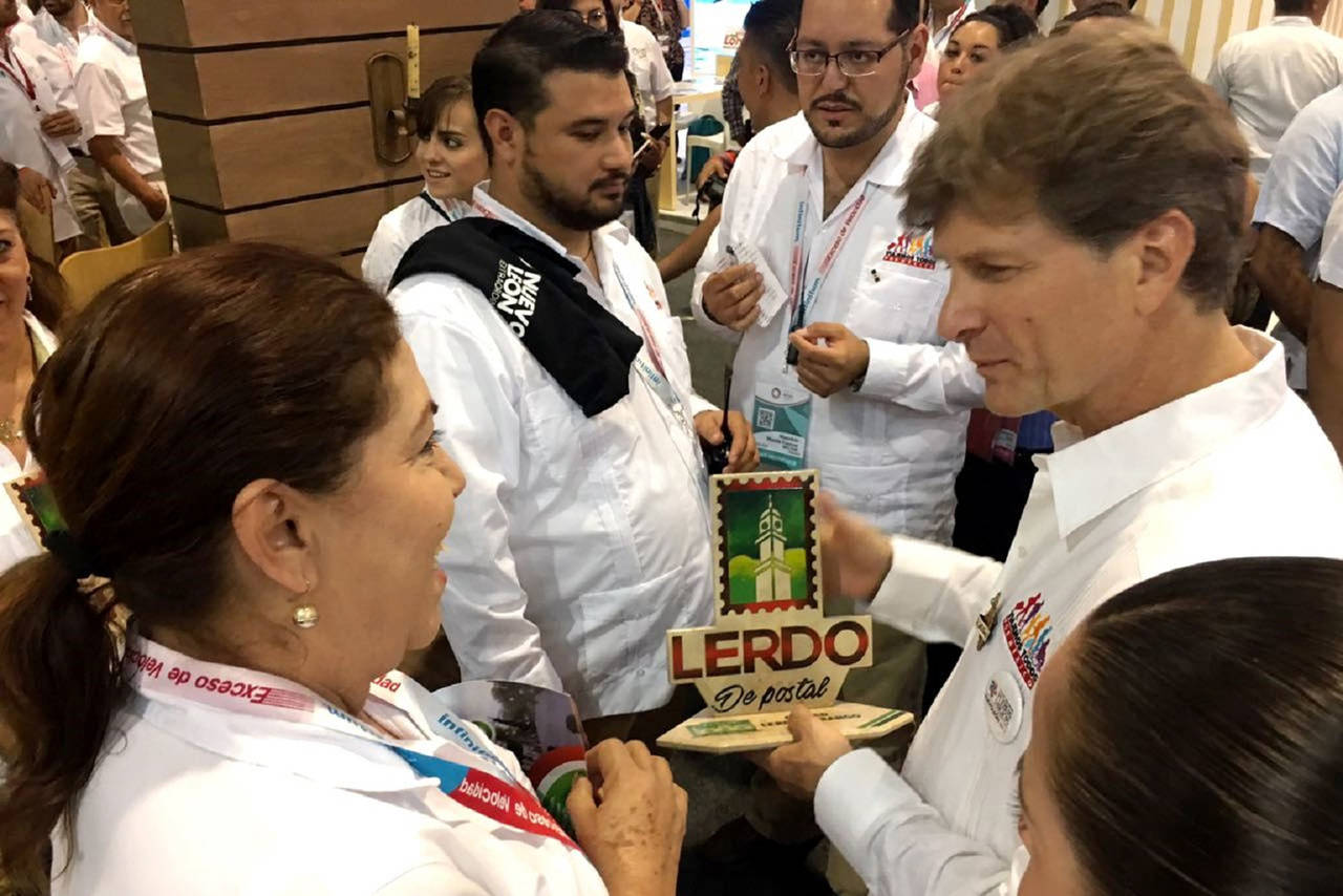 Busca. La alcaldesa de Lerdo, María Luisa González Achem buscó acercamiento con el presidente, Enrique Peña Nieto.
