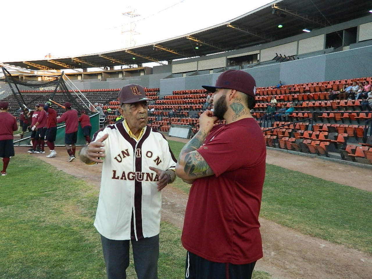 Luis Muruato platicó con Ricky Álvarez y le dejó saber la gran responsabilidad de ser el cuarto bate del equipo. (Fotos de Lauro Domínguez)