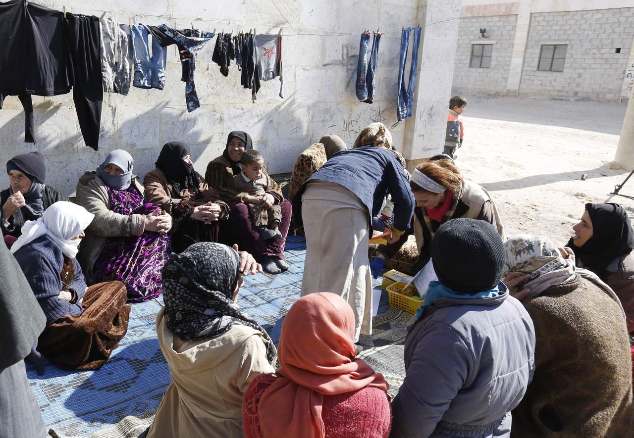 ACNUR insta a los países a reforzar sus esfuerzos para cumplir con el compromiso de realojar a unos 500,000 sirios, apuntando que solo se reasentó a la mitad. (ARCHIVO)