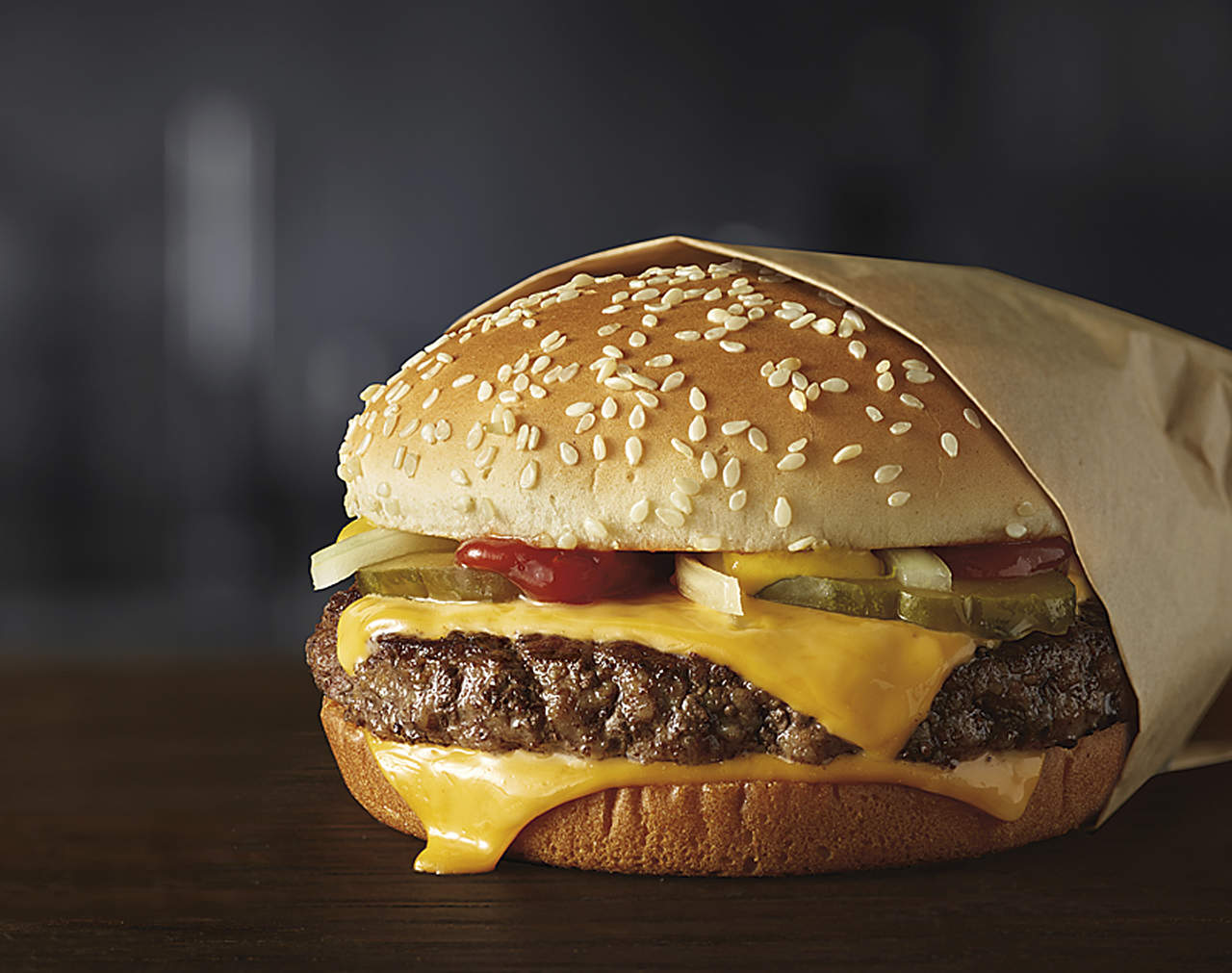 McDonald's trata de mejorar su imagen a medida que más gente rehúye los alimentos procesados. (AP)

