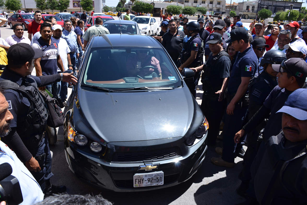Taxistas y choferes de Uber midieron fuerzas en la Plaza Mayor. (FERNANDO COMPEÁN)