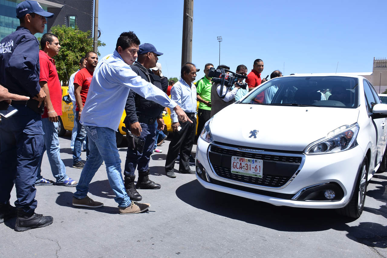 Algunos de los vehículos de Uber portaban placas de Durango y otros vencidas de Coahuila. (FERNANDO COMPEÁN)