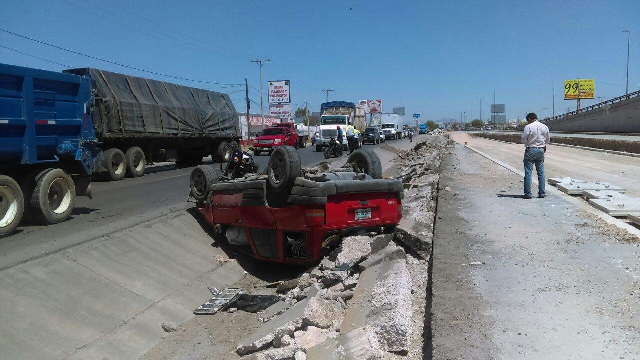 El accidente ocurrió en los carriles que corren de oriente a poniente, rumbo a Gómez Palacio, a la altura del puente Los Álamos. (EL SIGLO DE TORREÓN)