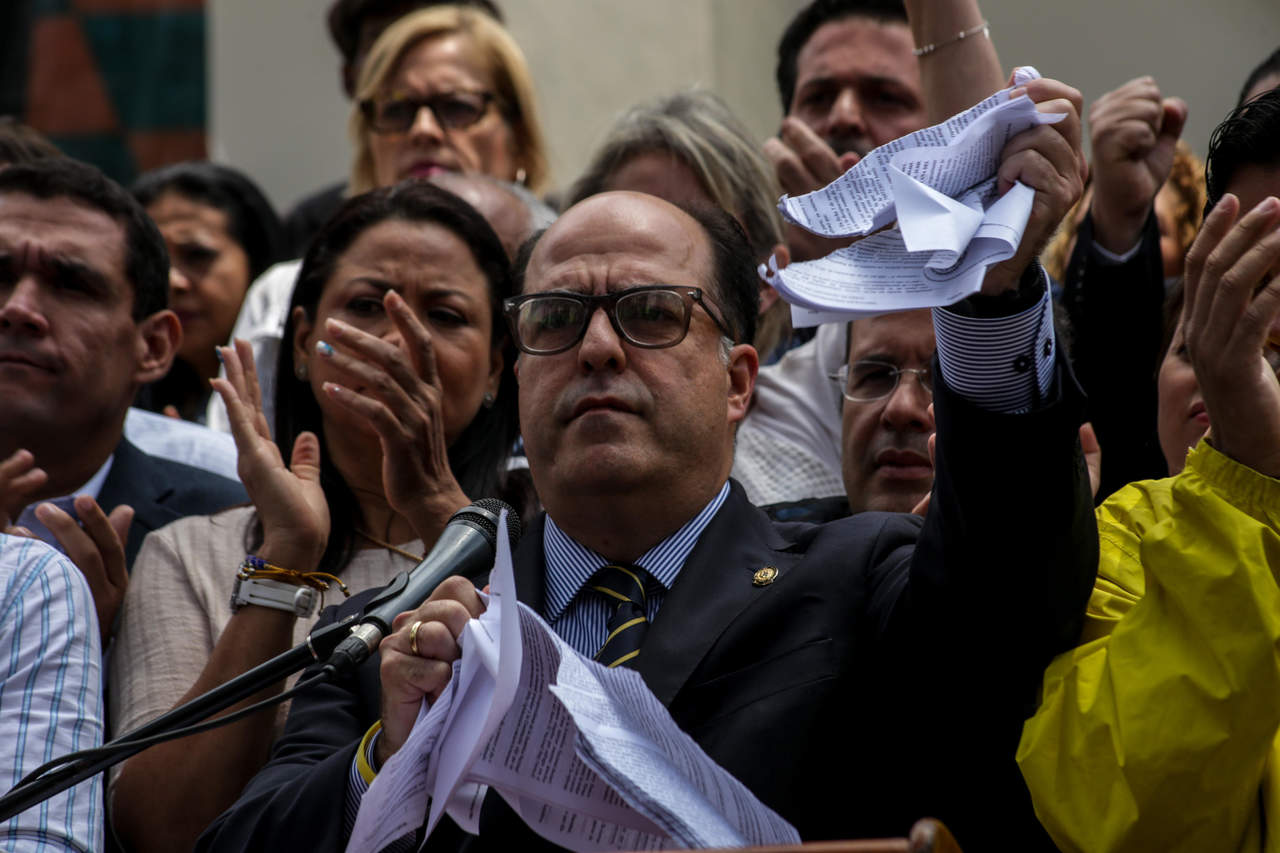 El presidente de la Asamblea, Julio Borges, aseguró desde la sede del Parlamento que el Gobierno venezolano ha dado un 'golpe de Estado' a través del Supremo. (EFE)