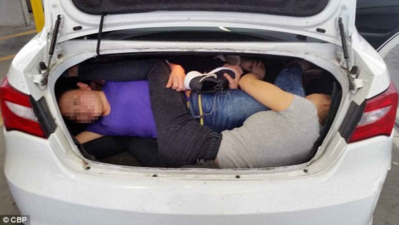 El arresto se produjo en el cruce de la ciudad mexicana de Tijuana con la californiana de San Ysidro cuando agentes fronterizos encontraron a cuatro indocumentados en la cajuela del auto que conducía José Emiliano.
