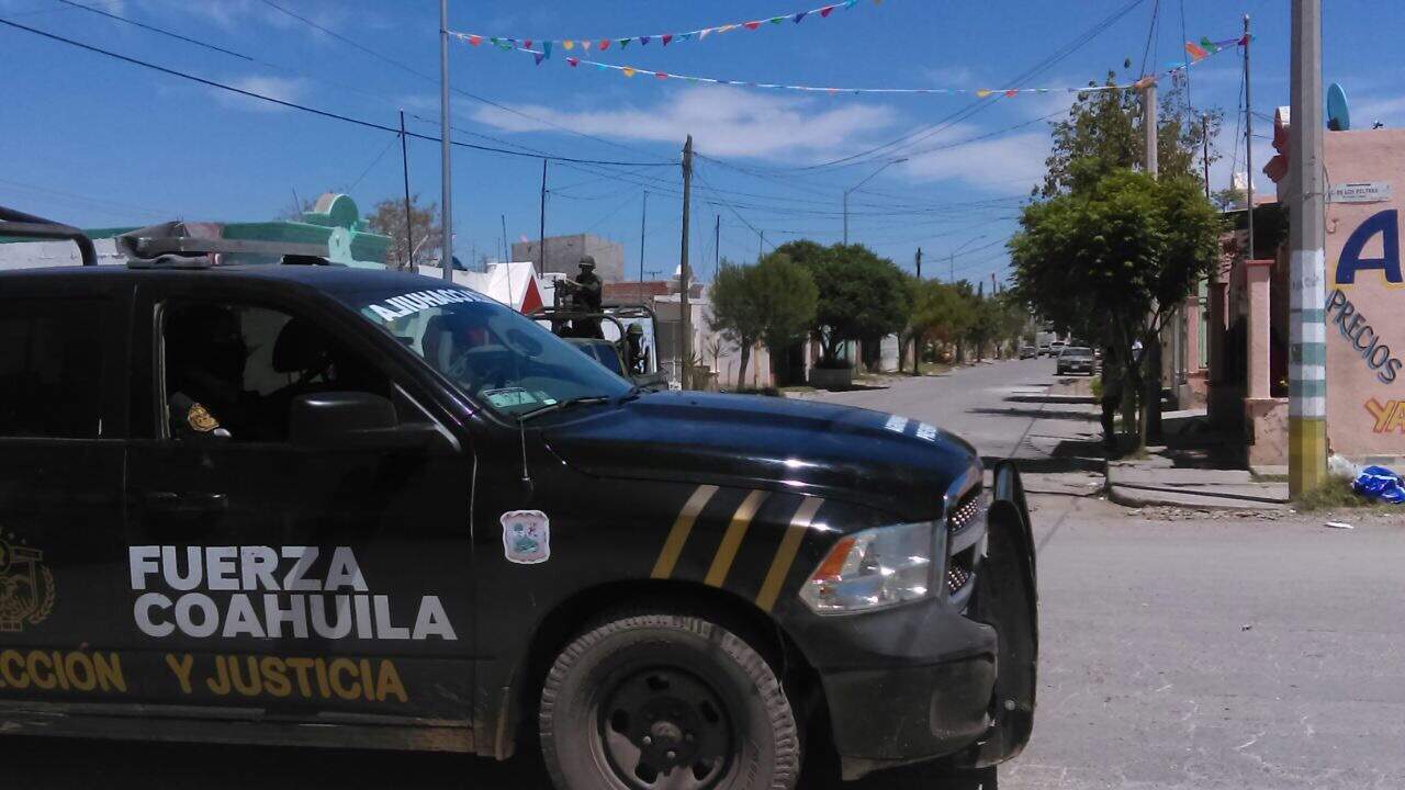 El agresor y su cómplice se retiraron en el vehículo y poco después llegaron los elementos de las corporaciones policiales. (EL SIGLO DE TORREÓN)