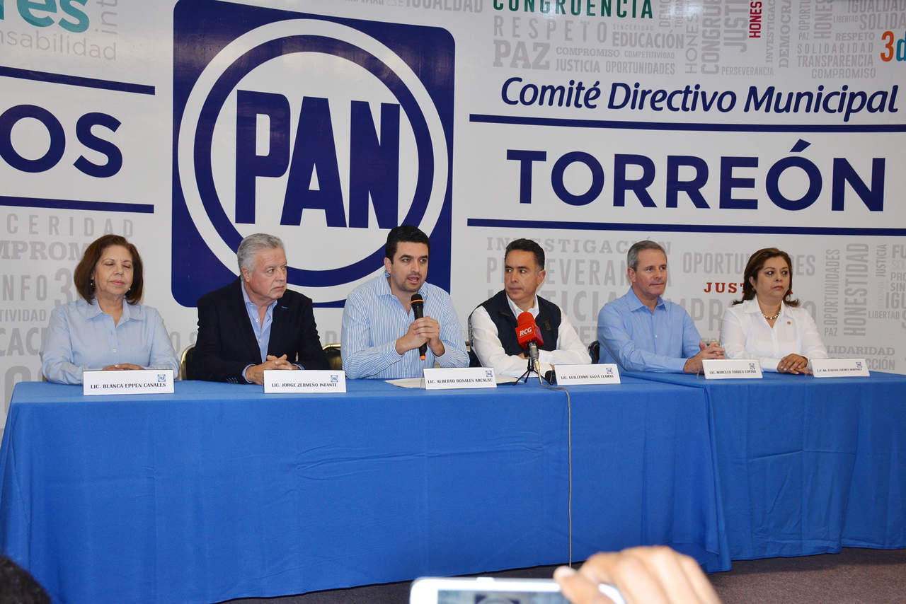 En conferencia de prensa en la que estuvieron también los candidatos a diputados locales, Marcelo Torres Cofiño, Blanca Eppen Canales, María Eugenia Cázares. (FERNANDO COMPEÁN)