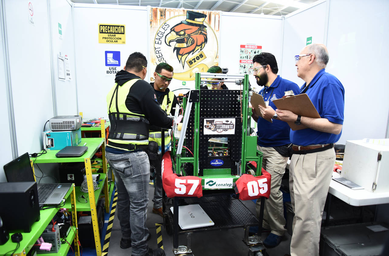 Fase. Durante la competencia de robótica, los jueces de FIRST México evalúan aspectos como: el diseño y la funcionalidad del robot. (Jesús Galindo)