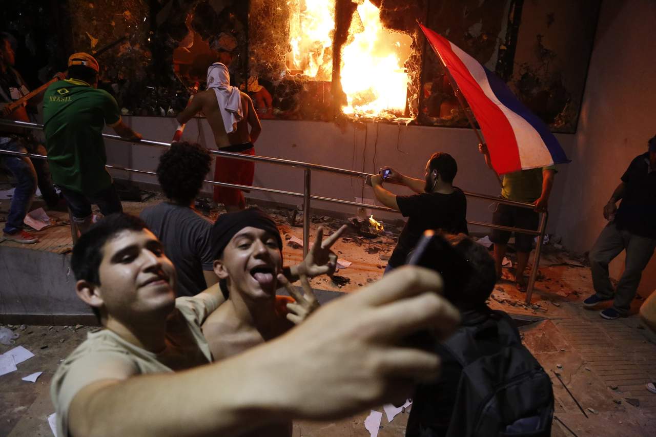 Para el ‘Face’. Los manifestantes más jóvenes no perdieron la oportunidad de tomarse una ‘selfie’ en medio del caos.