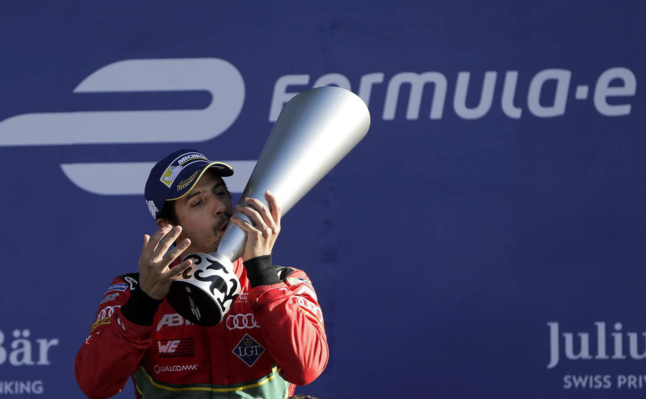 Tras la victoria, Lucas Di Grassi se puso a sólo cinco puntos del líder de la temporada Sebastien Buemi. (EFE)
