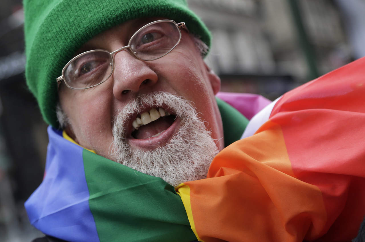 Según su página web, aprendió por sí solo a coser y comenzó a fabricar banderas para marchas gay y pacifistas. La bandera arcoíris la creó en 1978. (AP)