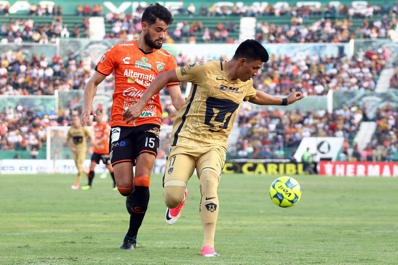 El canterano Jesús Gallardo (d) marcó dos tantos y puso el pase para el otro en la victoria de Pumas 3-0 sobre Chiapas. (Jam Media)