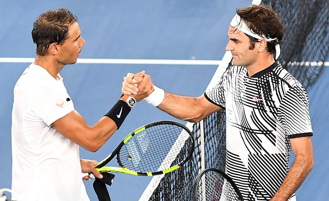Rafael Nadal (i) y Roger Federer se enfrentaron en enero en la final del Abierto de Australia, donde el suizo ganó en cinco sets. (Archivo)